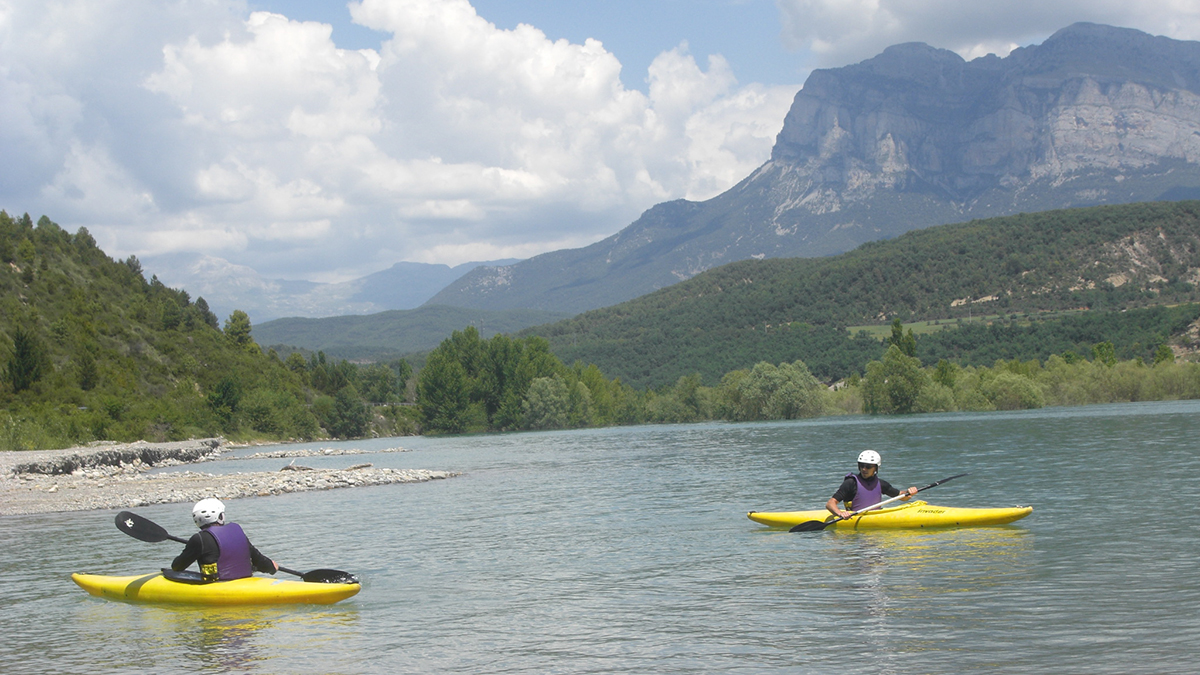  Kayak à travers du barrage de Mediano