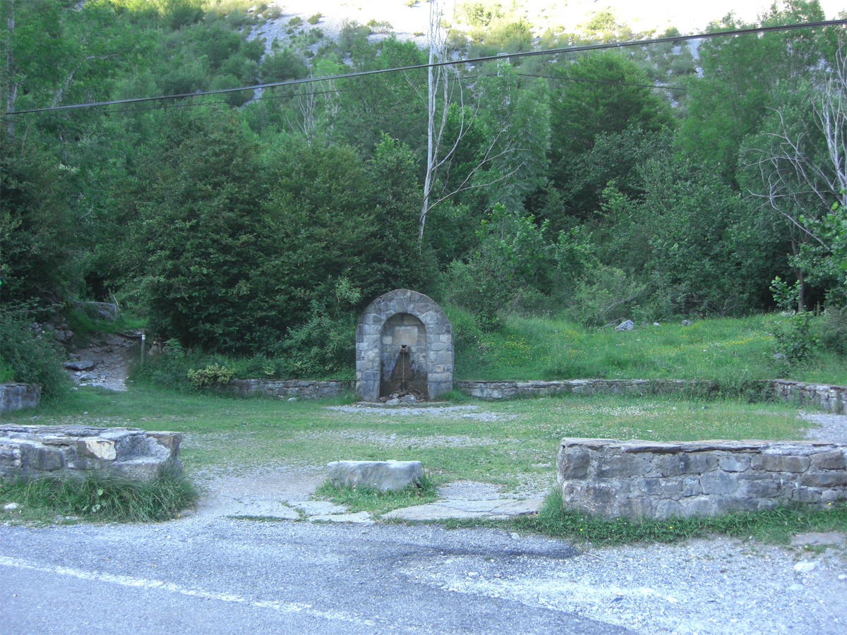 Fontaine de la Virgen de Pineta - Appartements Casa Borja